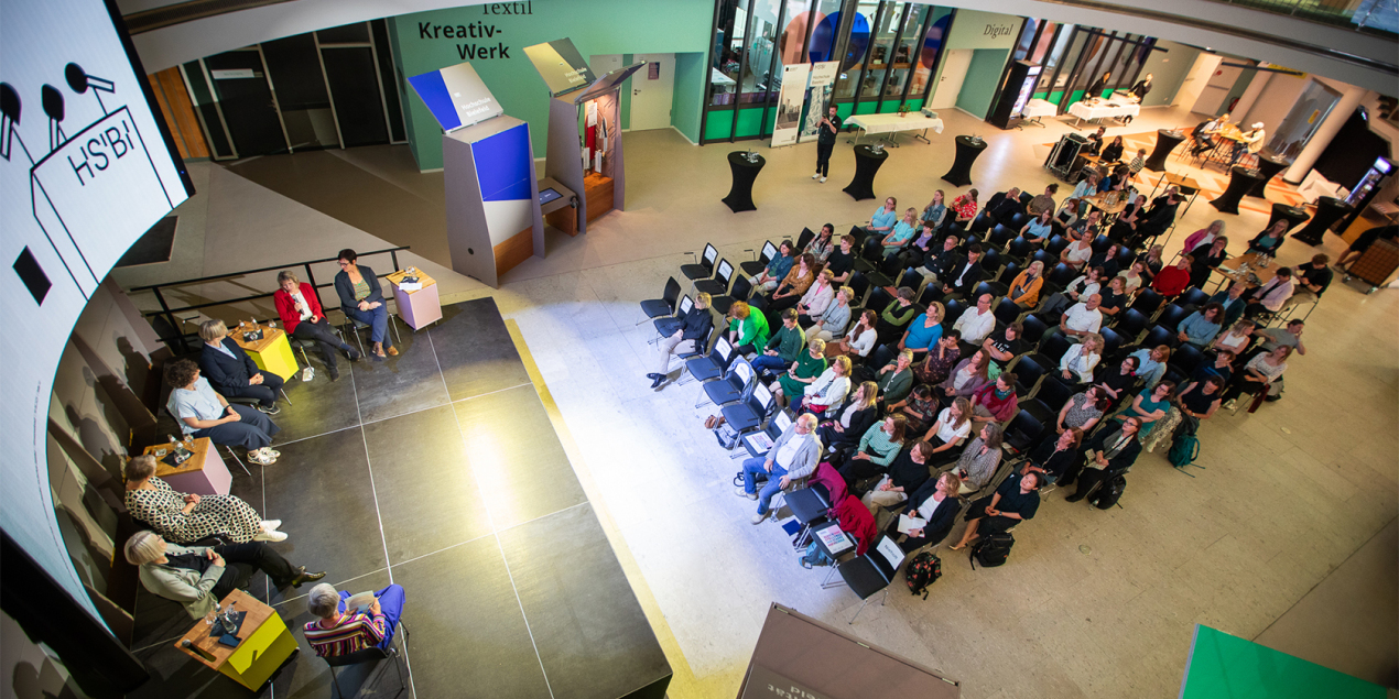 Blick von oben auf das Publikum der Veranstaltung Gleichstellungsstarke Hochschule