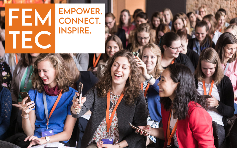 Foto von Studentinnen auf einer Veranstaltung mit dem Logo FEMTEC - Empower. Connect. Inspire.