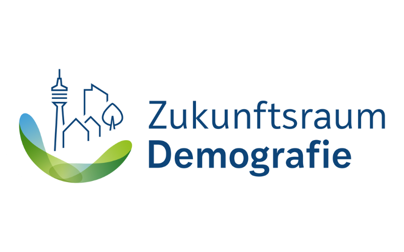 Die runde Bildmarke ist blau und grün und zeigt die Silhouette einer Stadt. Daneben steht: Zukunftsraum Demografie.
