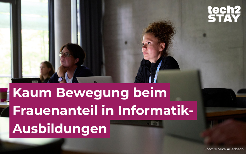 Foto von Frauen am Laptop mit der Aufschrift "Kaum Bewegung beim Frauenanteil in Informatik-Ausbildungen"