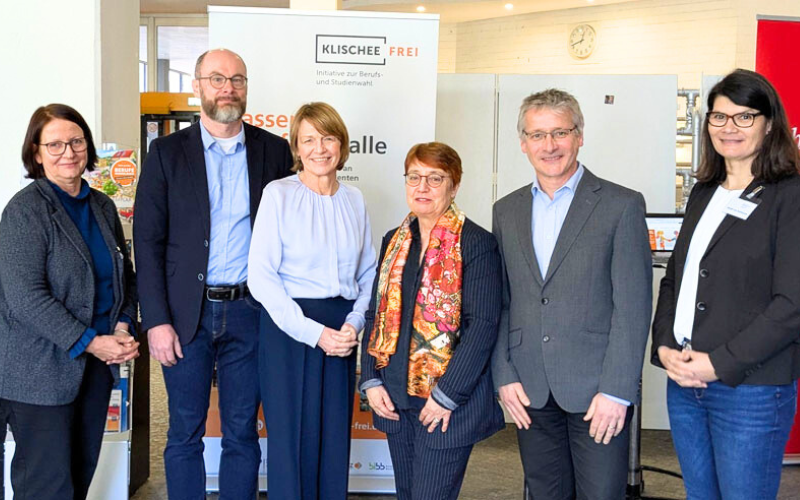 v.l.n.r.: Annette Schudy, Servicestelle der Initiative Klischeefrei, Prof. Dr. Dietmar Heisler, Erziehungswissenschaftler an der Uni Paderborn, Elke Büdenbender, Prof. Dr. Birgitt Riegraf, Präsidentin der Uni Paderborn, Prof. Dr. Hubert Ertl, Forschungsdirektor des BIBB, Margit von Kuhlmann, Servicestelle der Initiative Klischeefrei