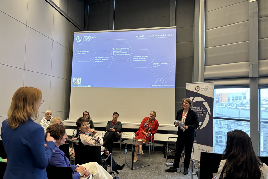 Christina Rouvray, meta-IFiF-Projektleiterin, diskutierte mit Evelyne de Gruyter, Geschäftsführerin Verband deutscher Unternehmerinnen e.V. (VdU) und Mitglied im Beirat von meta-IFiF, Dr. Wiebke Lüke, Gründerin und Geschäftsführerin der WEW GmbH, Dr. Katja von der Bey, Leiterin des IFiF-Projekts "InnoGründerinnen" und Dr. Melanie Slavici, Leiterin des IFiF-Projekts „SiGi – Sichtbarkeit innovativer Gründerinnen".