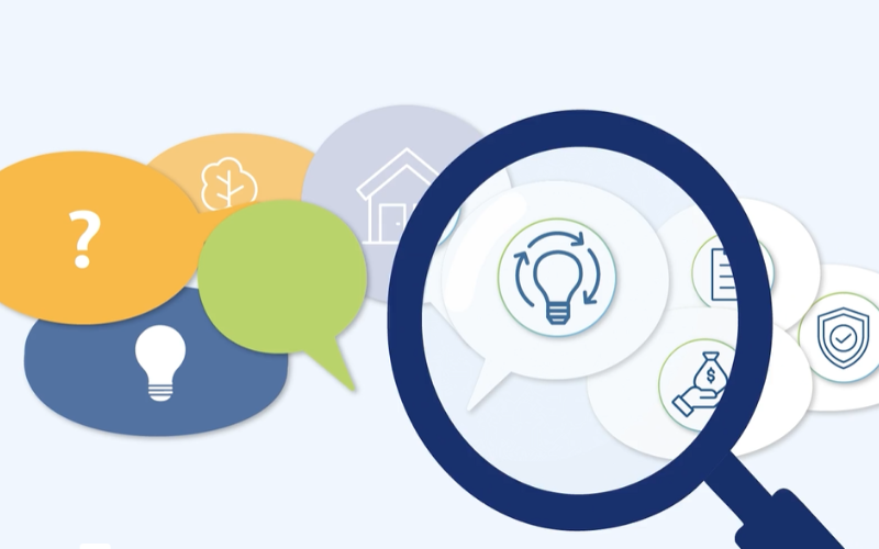 Symbolbild mit einer Lupe, die auf verschiedene Sprechblasen gerichtet ist. Dort sind Symbole zu sehen: Eine Glühbirne, ein Fragezeichen, ein Geldbeutel, ein Haus.