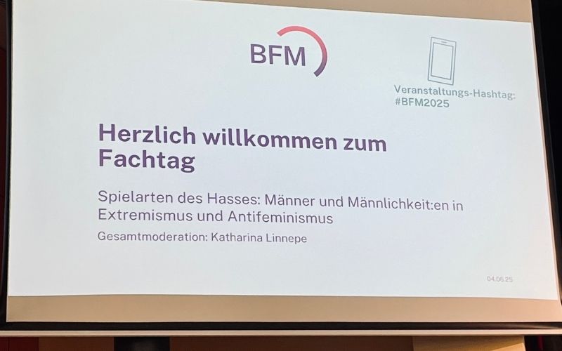 Leinwand mit Begrüßung zum Fachtag