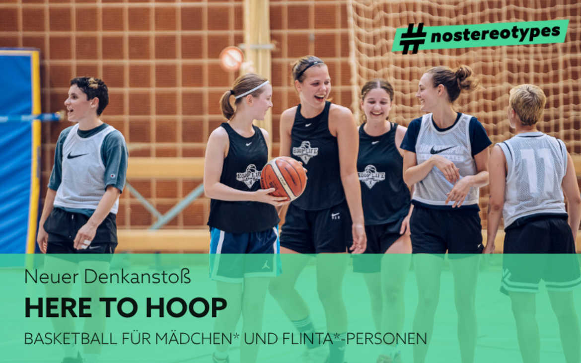 Teilnehmende von Here To Hoop gehen lachend vom Court.