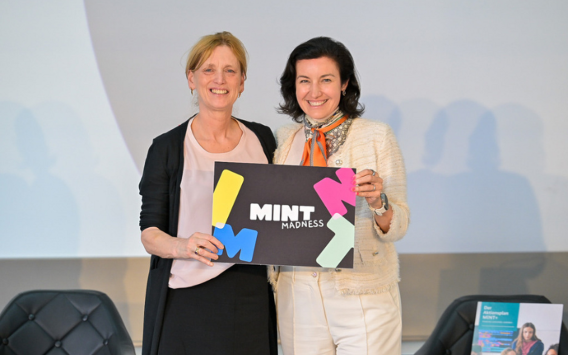 Bundesbildungsministerin Prien und Bundesforschungsministerin Bär auf der Bühne des MINT Gipfels