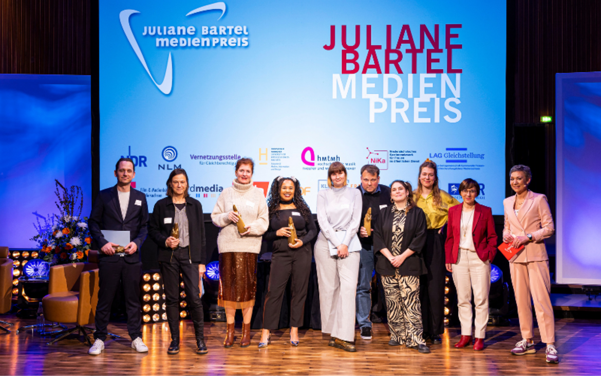 Gewinnerinnen des Juliane Bartel Medienpreises auf der Bühne