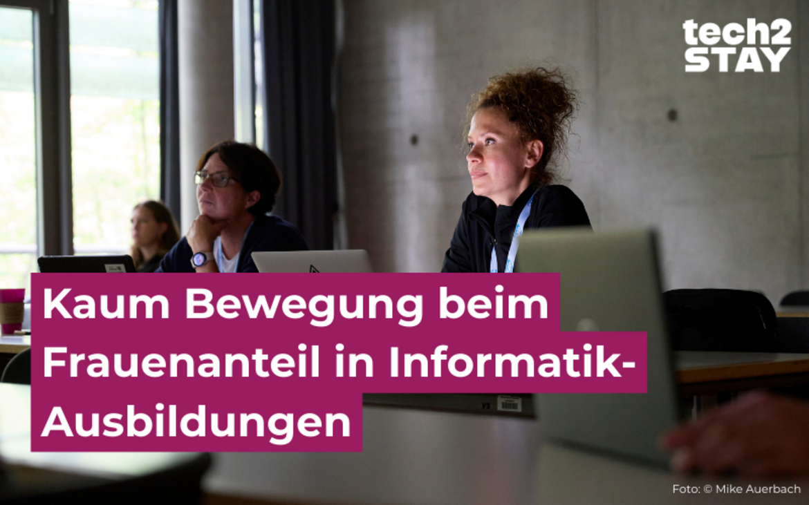 Foto von Frauen am Laptop mit der Aufschrift "Kaum Bewegung beim Frauenanteil in Informatik-Ausbildungen"