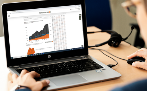 Eine Person bedient am Laptop das Datentool