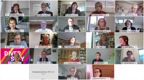 Screenshot eines Bildschirms mit mehreren Teilnehmenden eines virtuellen Meetings