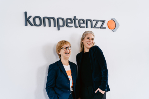 Foto von Geschäftsführerinnen Sabine Mellies und Romy Stühmeier unter dem Logo von kompetenzz