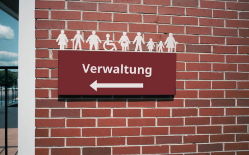 Bild von einem Schild mit der Aufschrift "Verwaltung". Über dem Bild sind unterschiedliche Menschen abgebildet.