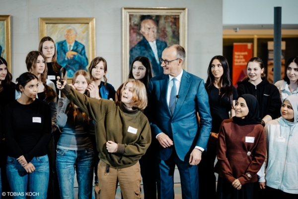 Girls'Day-Teilnehmerinnen beim Girls'Day-Auftakt 2026 mit Bundeskanzler Friedrich Merz