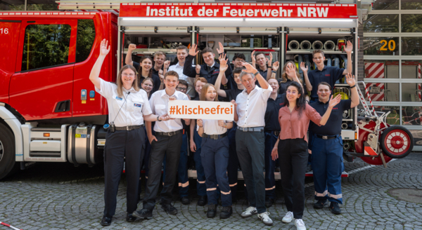 Gruppenbild vom Landesjugendfeuerwehrtag mit #klischeefrei-Schild