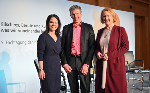 Annalena Baerbock (Bundesaußenministerin), Miguel Diaz (Leiter der Servicestelle der Initiative Klischeefrei), Lisa Paus (Bundesministerin für Familie, Senioren, Frauen und Jugend)