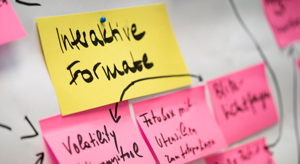 Beschriebene PostIts an einer Wand