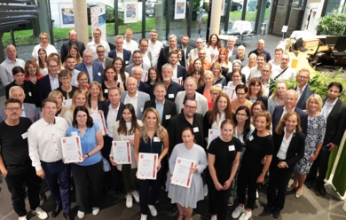 Gruppenbild der Preisträgerinnen und Preisträger zur Familienfreundlichkeit