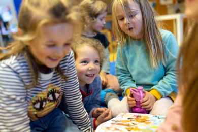 Kinder hören zu beim Vorlesetag