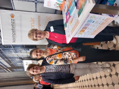 Christina Rouvray, Ines Großkopf und Sabine Mellies am Stand von kompetenzz