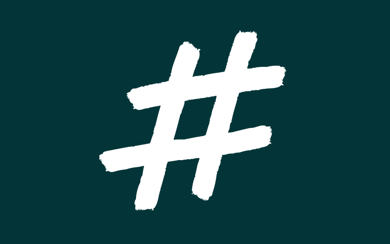 Es ist ein weißer Hashtag - das Signet der Plattform www.innovative-frauen.de - auf petrolfarbenem Grund zu sehen.