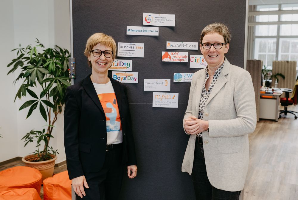 Sabine Mellies und Dr.'in Ulrike Struwe vor einer Pinnwand mit den Projekten von kompetenzz