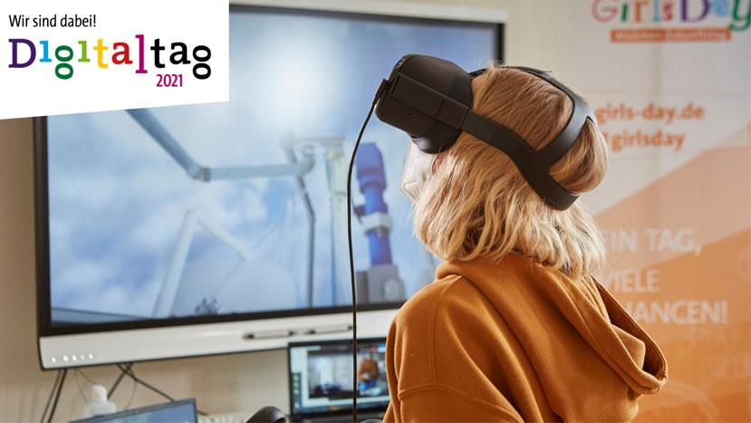 Ein Mädchen trägt eine VR-Brille und schaut nach oben. Oben links ist das Logo vom Digitaltag 2021 mit dem Schriftzug "Wir sind dabei" zu sehen.