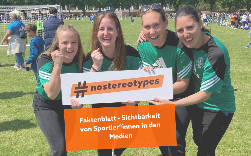 Vier Fußballspielerinnen halten ein Schild mit der Aufschrift "nosterotypes" - Faktenblatt - Sichtbarkeit von Sportler*innen in den Medien