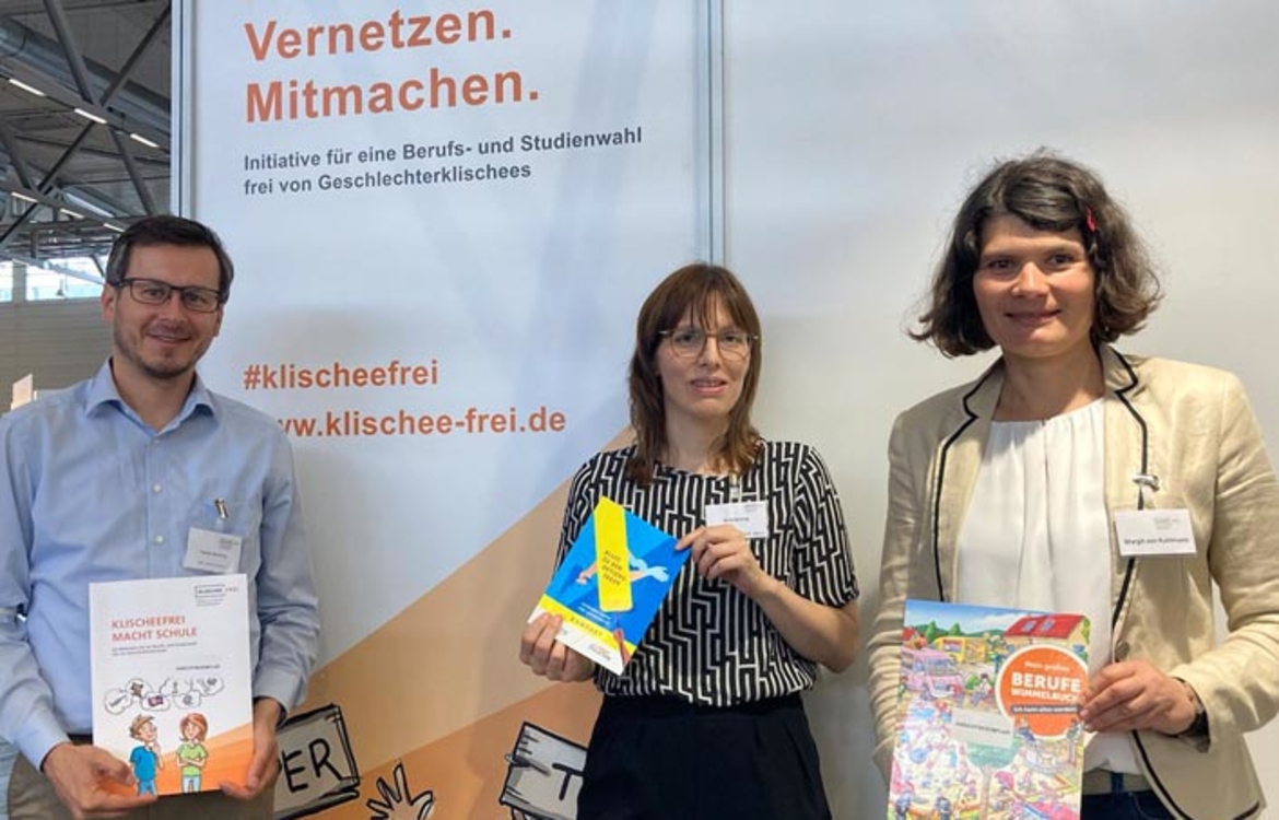 Mitarbeitende am Stand der Initiative Klischeefrei mit Material