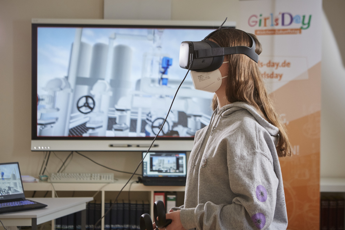Mädchen mit VR-Brille beim GD-Auftakt Mädchen mit VR-Brille