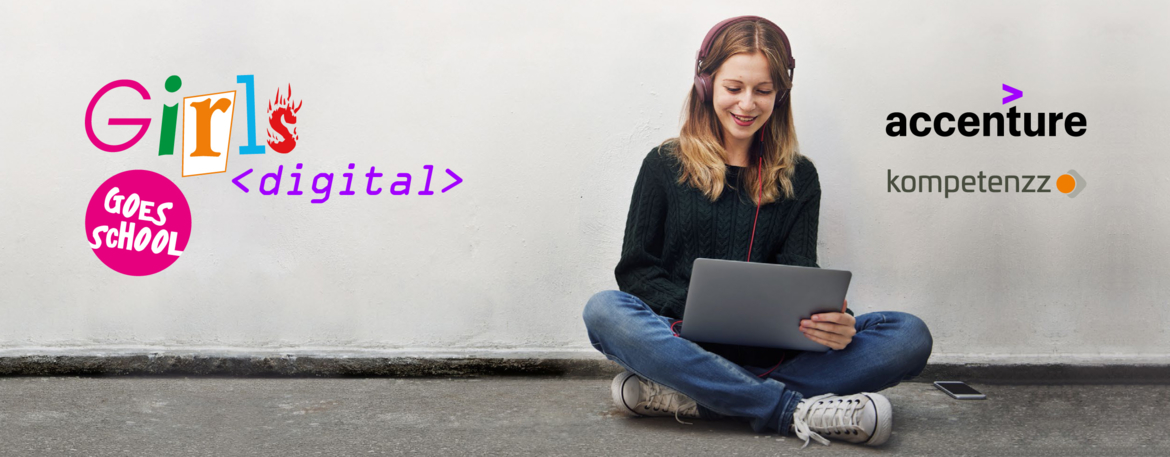 Girls digital goes school 2020 Ein Mädchen sitzt mit einem Laptop und Kopfhörern auf dem Boden.