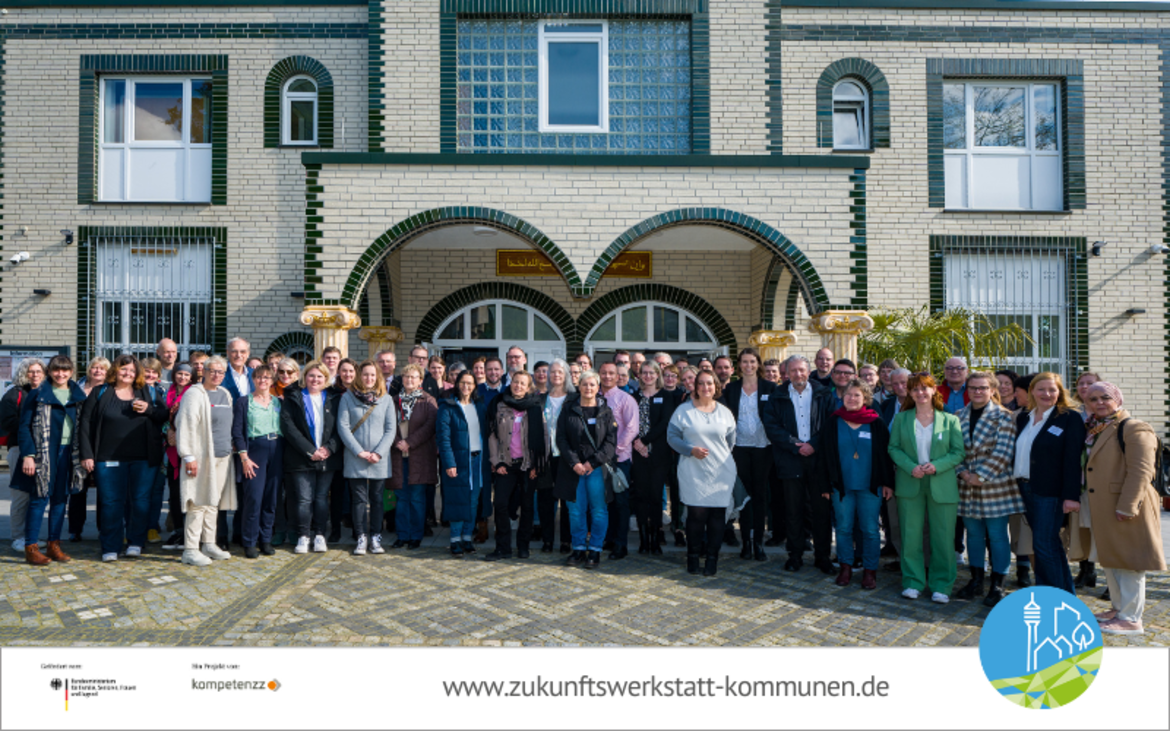 Teilnehmerinnen und Teilnehmer aus den ZWK-Modellkommunen beim Überregionale Werkstattreffen in Frankfurt vor der Abu Bakr Moschee der Islamischen Gemeinde Frankfurt e. V.