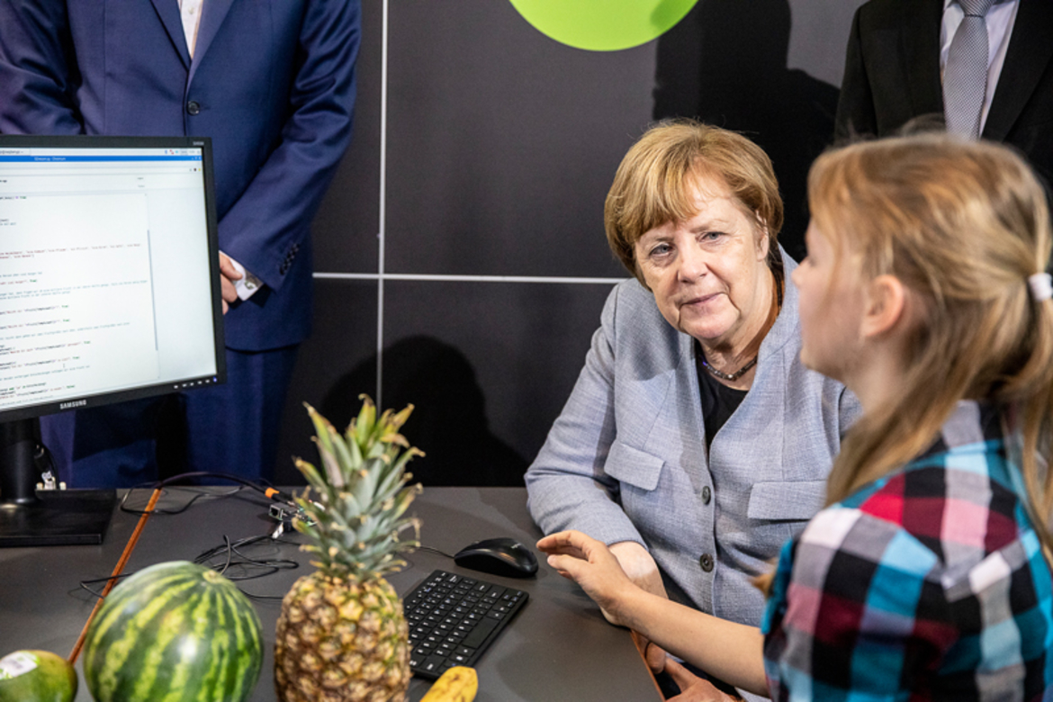 Girls'Day Auftakt 2019 Dr. Angela Merkel und eine Teilnehmerin