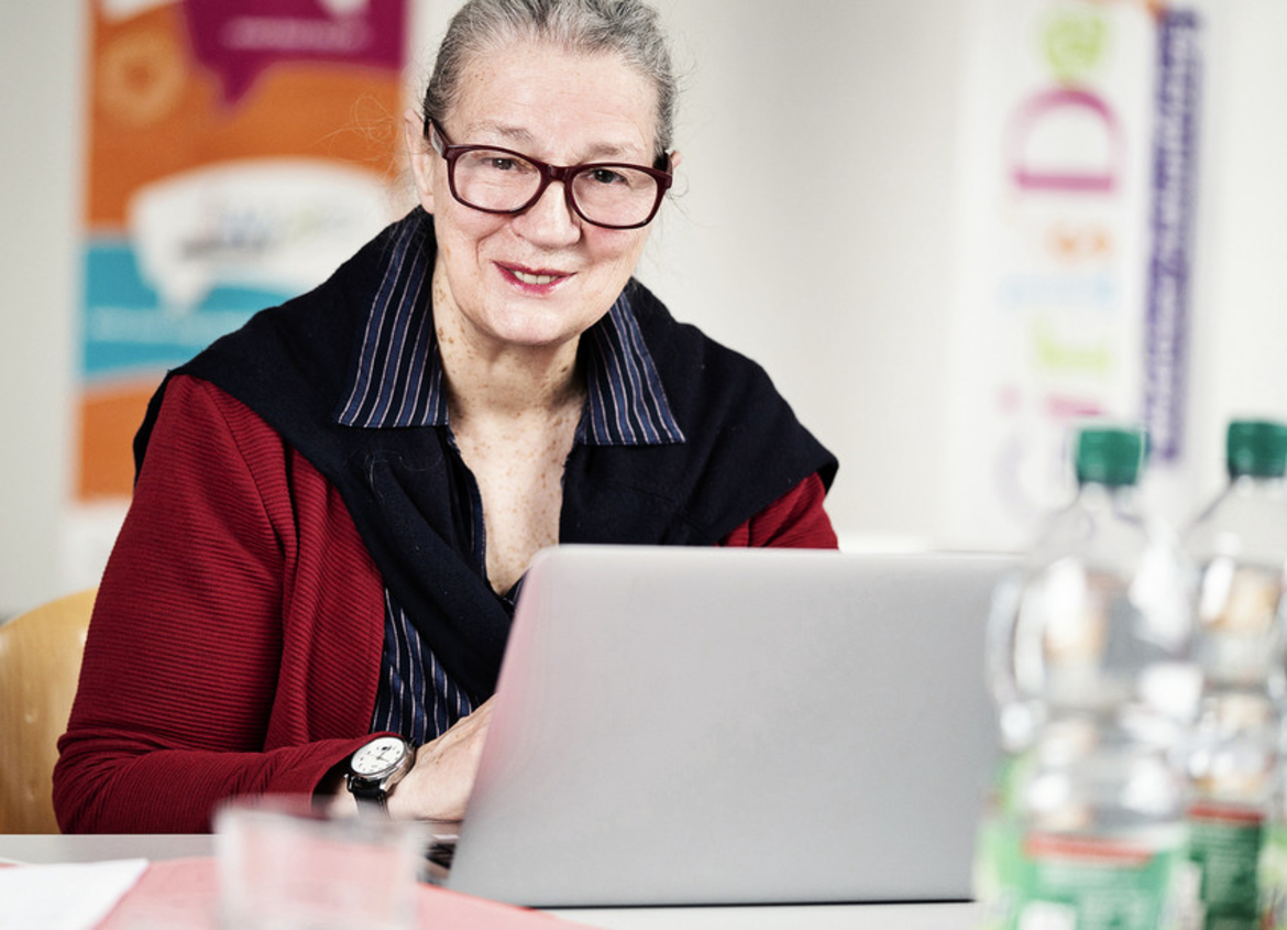 Digitale Teilhabe Ältere Frau am Laptop