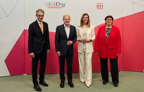 Gruppenbild mit Bundeskanzler Olaf Scholz