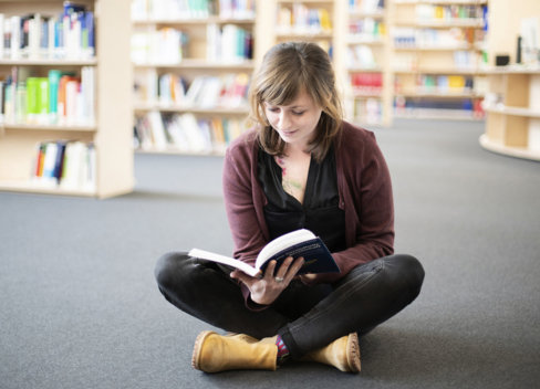 Junge Frau liest ein Buch