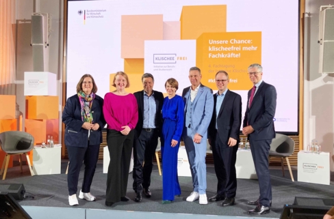 v.l.n.r.: Kerstin Griese (BMAS), Lisa Paus (BMFSFJ), Robert Habeck (BMWI), Elke Büdenbender ( Schirmherrin), Miiguel Diaz (Initiative Klischeefrei), Jens Brandenburg (BMBF), Ricklef Beutin (AA)