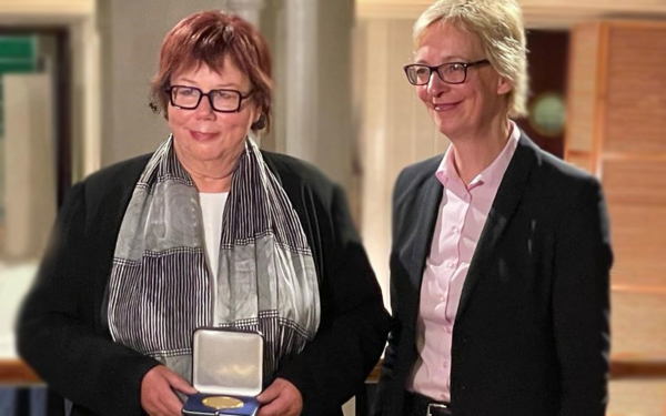 Prof. Barbara Schwarze und Christine Regitz