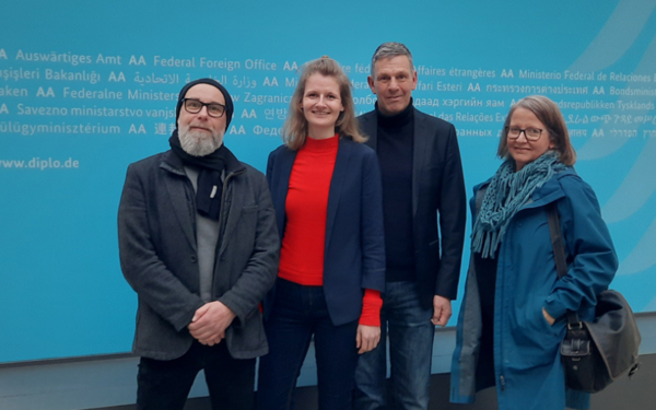 Das Team der Servicestelle der Initiative Klischeefrei im Hauptsitz des Auswärtigen Amtes in Berlin