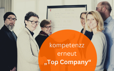 Grafik mit Mitarbeitenden von kompetenzz und der Aufschrift "kompetenzz erneut "Top Company"