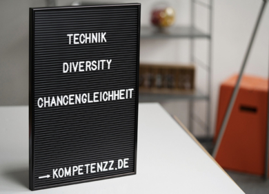 Schild mit Aufschrift kompetenzz