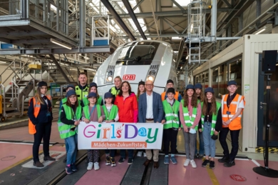 Girls'Day-Gruppenbild mit Staatssekretärin Ekin Deligöz bei der Deutschen Bahn