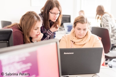 Drei junge Frauen am Laptop